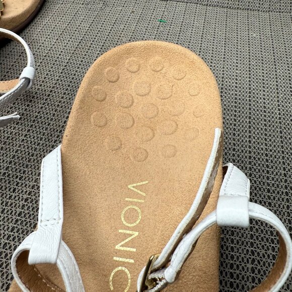 Vionic Womens Size 9 White Miami T-Strap Sandals With Gold Accents - Picture 9 of 9